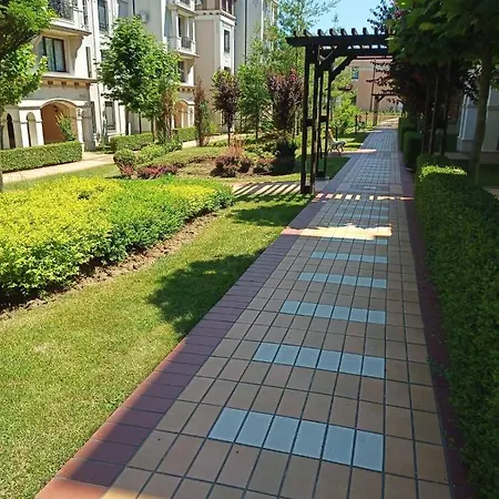 Rose в местност каваци, 公寓 索佐波尔